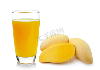 白色背景中玻璃杯中的芒果汁