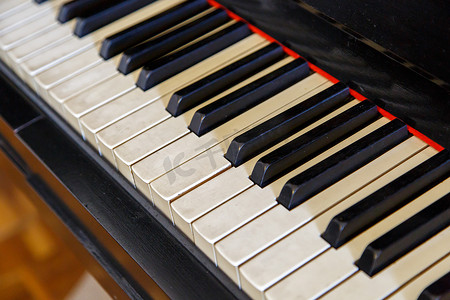 音乐会钢琴摄影照片_白键黑钢琴