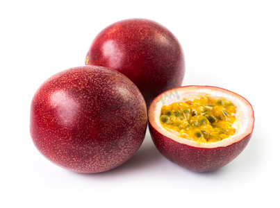 激情pk摄影照片_白色背景中的红色百香果，健康概念的水果