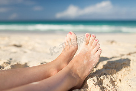 海边女人腿的特写