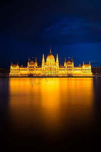 金色光芒下的匈牙利国会大厦，布达佩斯