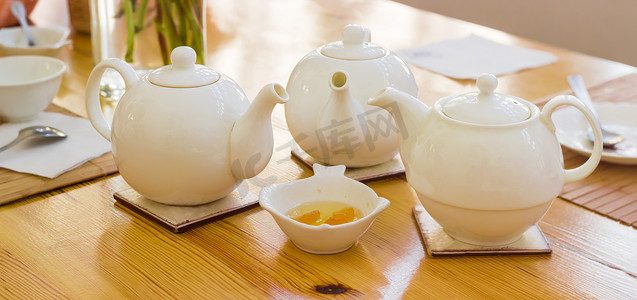煮茶茶壶摄影照片_在茶器具的背景的三个茶壶