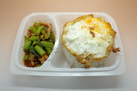泰国食品盒，炒鸡蛋饭配炒鸡和蔬菜