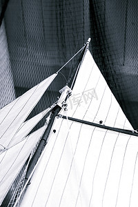 帆布帆船摄影照片_船用帆布和渔网