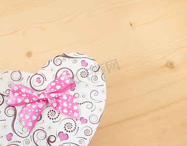 木桌上带丝带的礼盒，情人节的概念