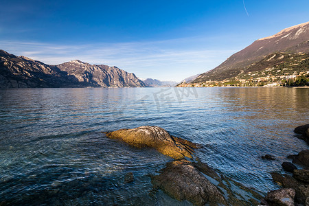 马尔切西内镇附近的加尔达湖（意大利）全景。
