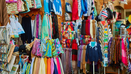 市场摊位上挂着一排排彩色丝巾