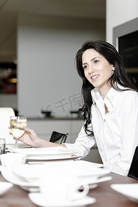 饭桌喝酒摄影照片_饭桌上的女人