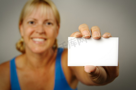 商务名片卡片摄影照片_空白名片的女人