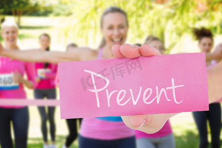 防止微笑的女性为提高乳腺癌意识而跑步