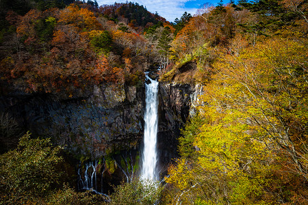 秋天日本摄影照片_日光附近的华严瀑布