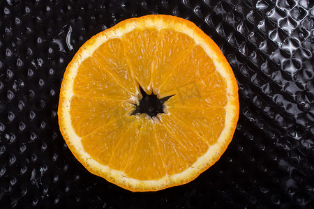一个多汁的成熟切橙子水果的视图