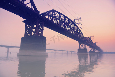 梁桥桥摄影照片_日落时的旧箱板梁桥。