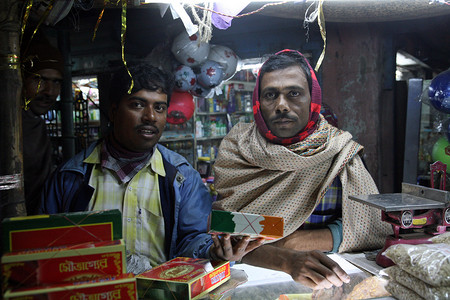 印度西孟加拉邦 Baruipur 商店里商贩的画像