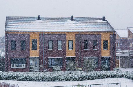 寒冷多雪的冬日的梯田房屋，现代荷兰建筑，荷兰小村庄的降雪