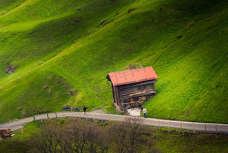 瑞士阿尔卑斯山的乡村山谷景观与瑞士采尔马特市的小屋牲畜。