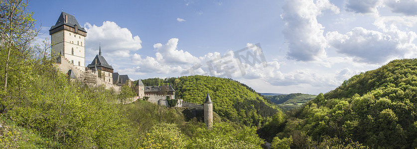 卡尔施泰因城堡在夏天，全景