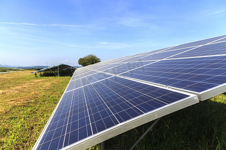 光伏发电站摄影照片_在绿色领域的太阳能电池板，太阳能发电站