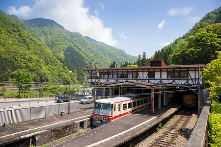 立山-5 月 10 日：富山市立山站是 2015 年 5 月 10 日到日本阿尔卑斯山的换乘电车或有轨电车