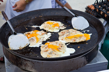 在平底锅中煮熟的鸡蛋面糊中煎炸的牡蛎