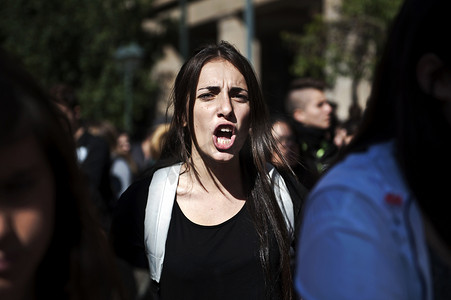 希腊：雅典学生抗议削减教育费用