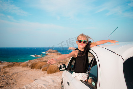 度假旅行的小女孩乘汽车背景美丽的风景