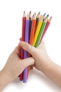 儿童手中的彩色铅笔