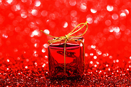 红色节日礼物盒摄影照片_节日礼物盒