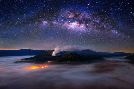 银河星光摄影照片_印度尼西亚东爪哇 Bromo Tengger Semeru 国家公园 Bromo 山上空的银河。