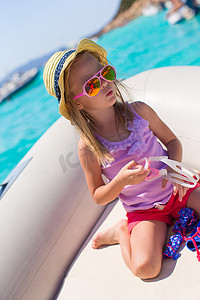 可爱的小女孩享受在公海乘船航行