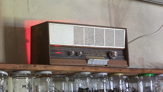 调频收音机摄影照片_老式复古收音机