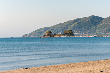 扎金索斯岛的浮雕岛和 Agios Sostis 港口