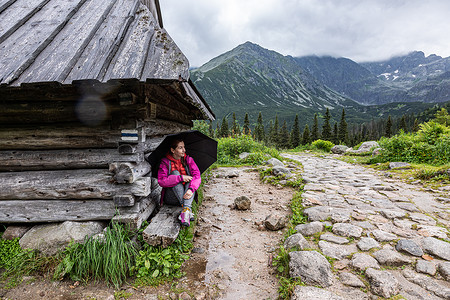 塔特拉山区避雨棚屋顶下避雨的妇女