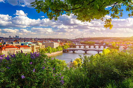 男查尔瓦摄影照片_捷克共和国布拉格老城码头建筑和伏尔塔瓦河上查理大桥的美景。