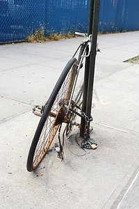 废弃的破旧生锈自行车