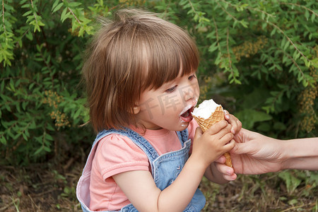 可爱的女孩正在吃冰淇淋