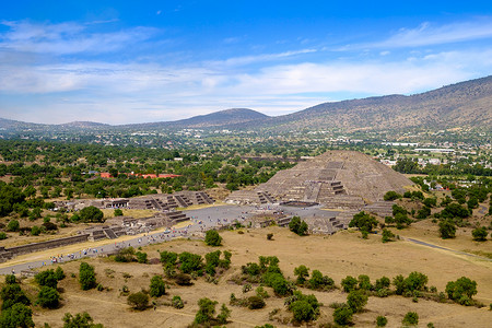 阿兹特克文明摄影照片_墨西哥附近特奥蒂瓦坎的月亮金字塔景观