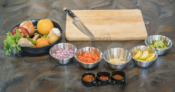 切菜板上带刀的不同食材