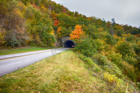 北卡罗来纳州蓝岭公园大道上的隧道