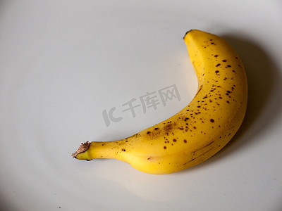 单个棕色斑点黄色香蕉放下并抛出 S