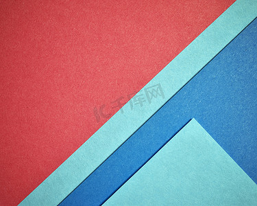 三角形背景与红蓝彩纸