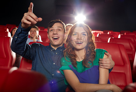 看电影男人摄影照片_快乐的朋友在剧院看电影