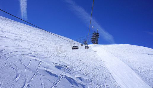 雪山铁力士山悬浮滑雪缆车景观