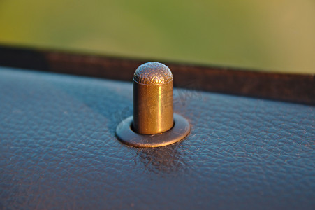 门锁摄影照片_车门的门锁/解锁旋钮。