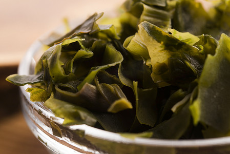 日本酵素摄影照片_浸泡的裙带菜海藻，日本料理
