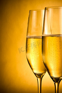 金色霸气字摄影照片_两杯带有金色气泡和文字空间的香槟