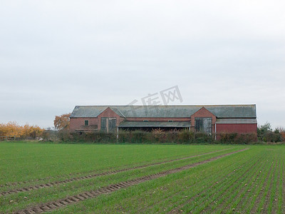 阴云密布的天空农田草地一排排污垢旧红砖工厂 fa