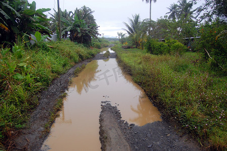 巴布安村被洪水淹没的道路