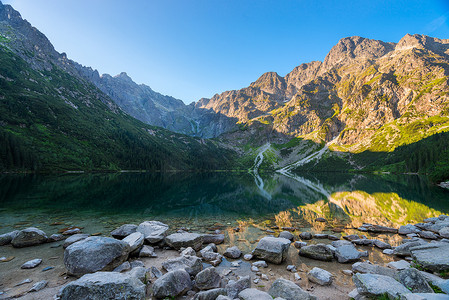 阴影中波兰塔特拉山美丽的 Morskie Oko 湖