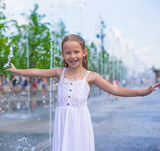 清爽一夏天摄影照片_户外快乐湿漉漉的小女孩的画像